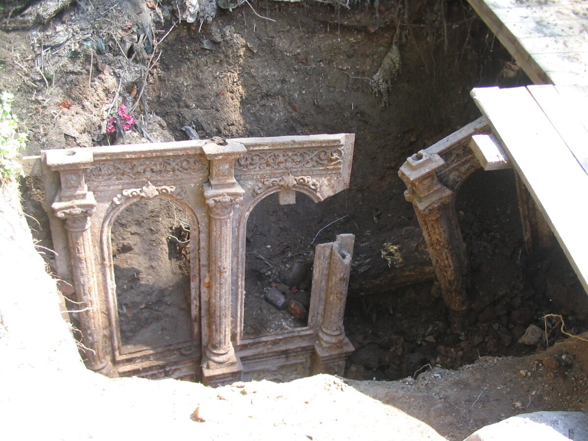 Источник: https://zen.yandex.ru/media/alles_munze/kak-my-nashli-zolotoi-ikonostas-v-podzemnom-hode-5e2e66e9433ecc00b248e07a