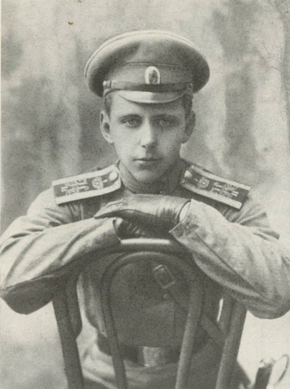 На данном изображении может находиться: 1 человек, сидит