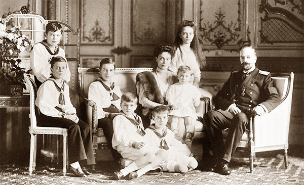 Ксения Александровна с Александром Михайловичем и детьми