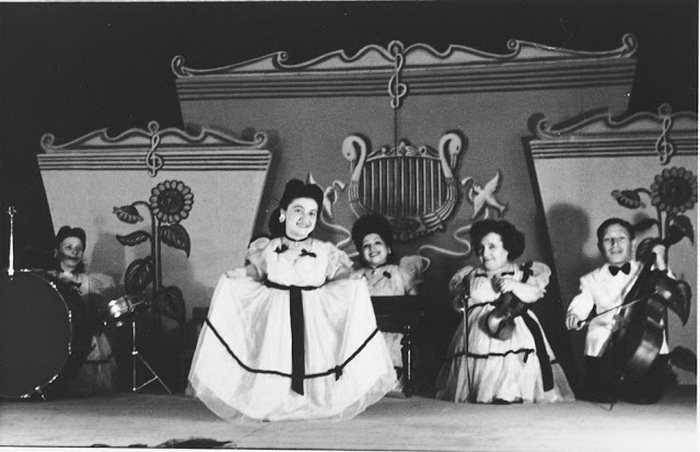 Семья Овиц успешно гастролировала по Румынии, Венгрии, Чехословакии в 1930-40-е гг.