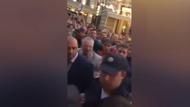 Жириновского облили пивом на Никольской улице Жириновского облили пивом на Никольской улице
