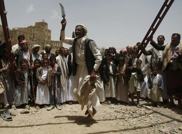 Это в Сане так танцуют и Дамаре. Но, судя по кадрам всеарабской «Аль-Джазиры», йеменский боевой танец исполняли вчера и в долине Тихама (это побережье Красного Моря на западе).