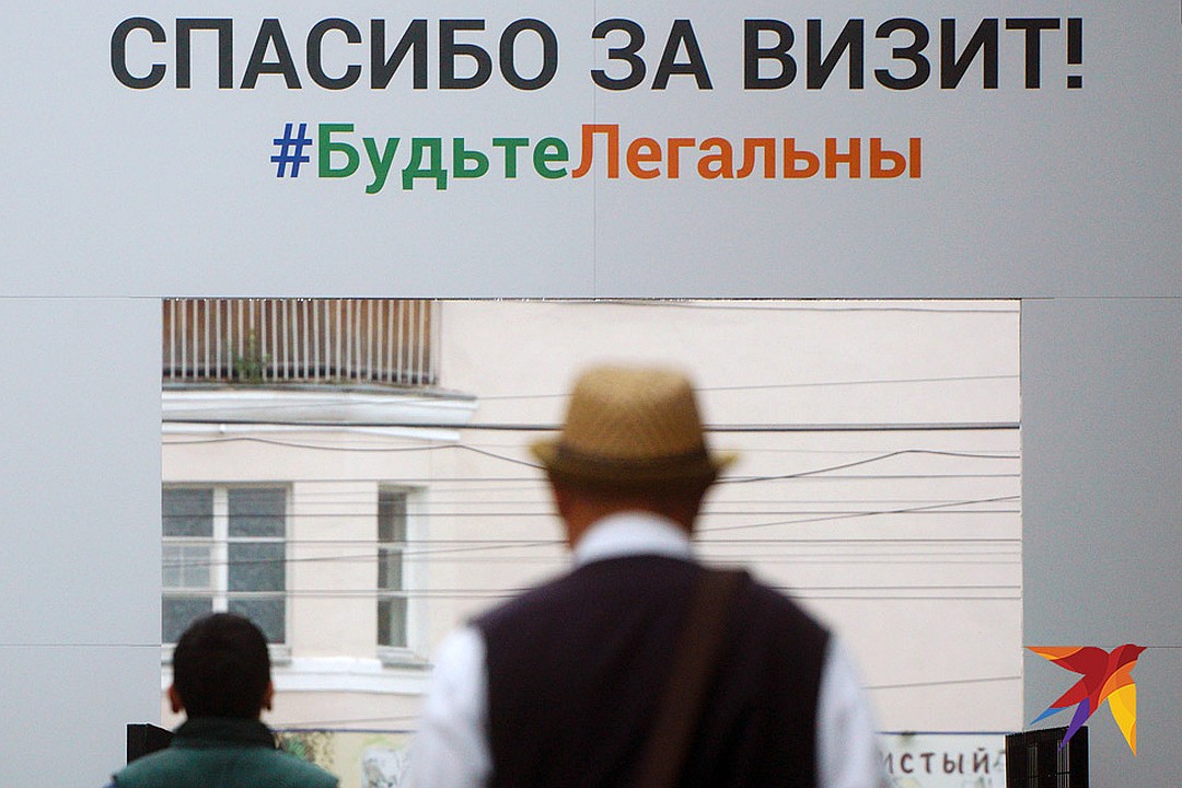 На выходе из универсального миграционного центра, Екатеринбург. Фото: Алексей БУЛАТОВ