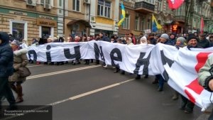 «В Россию не сможет, а Запад - не примет»: протестующие направились к дому Порошенко - повезли ультиматум от Саакашвили
