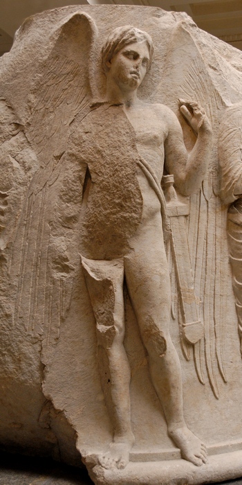 Крылатый Танатос с мечам-гиром. Барельеф в храме Артемиды.
