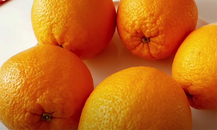 Кладем апельсины в кипяток, а потом сразу варим вместе с кожурой: получится джем вкуснее любого варенья десерты