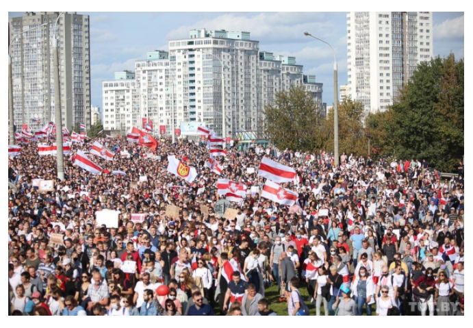 В центре Минска собралось 150 тысяч протестующих. Они строят баррикады