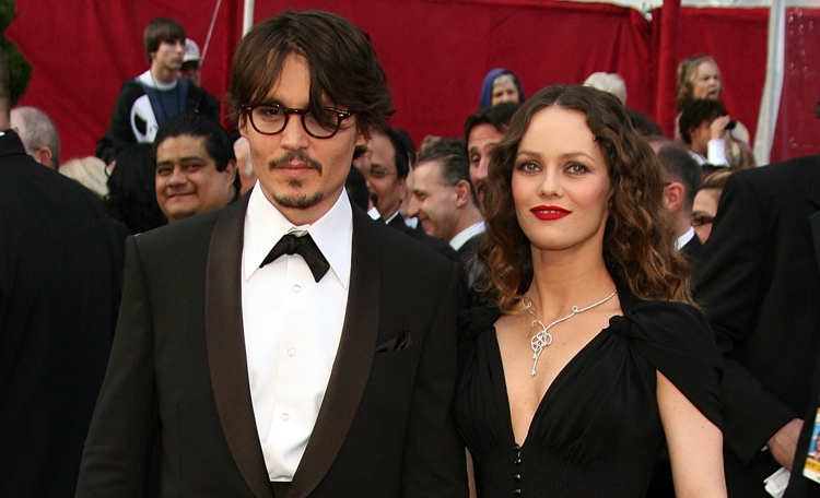 Ванесса Паради поддержала Джонни Деппа на фоне его разбирательств с Эмбер Херд