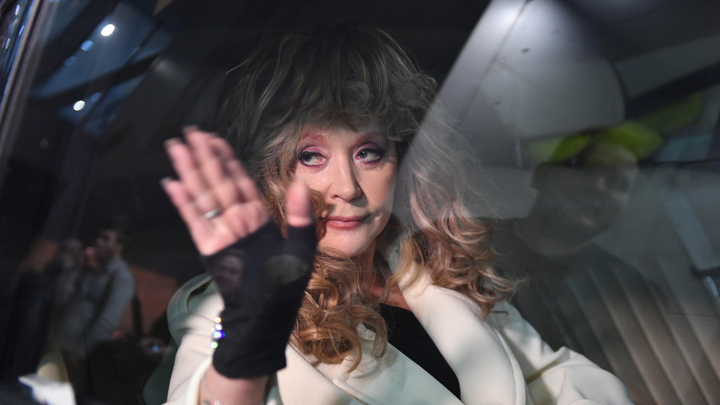 ПРОНЬКО: РОССИЯ ДОЛЖНА ЗАКРЫТЬ ДВЕРЬ И ДЛЯ АЛЛЫ ПУГАЧЁВОЙ, И ДЛЯ ЧУЛПАН ХАМАТОВОЙ