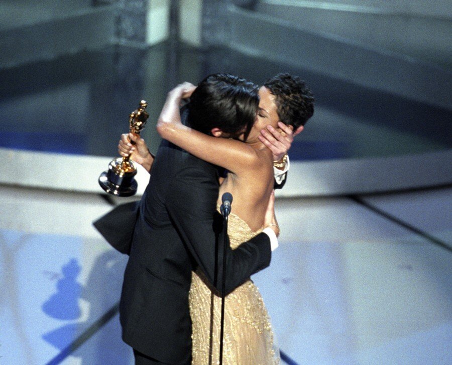 Пон чжун хо награды. Оскар целуется. Рами малек и люси бойнтон сейчас. Поцелуй знаменитых девушек. Рами малек kiss.