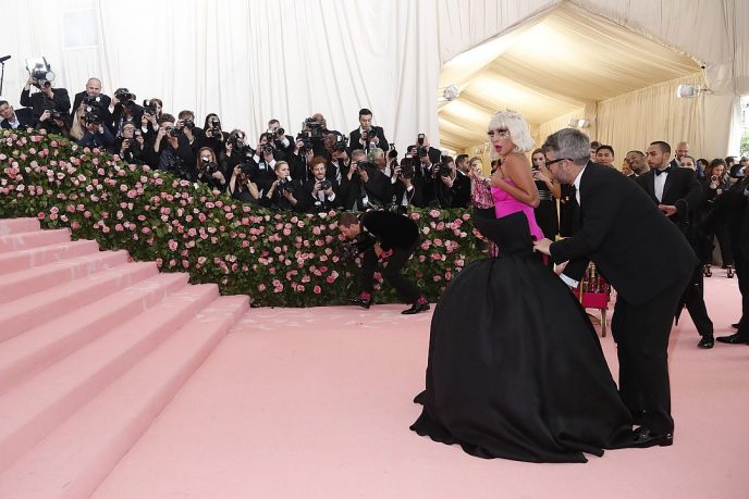 Сняла с себя все: Леди Гага поразила присутствующих на красной дорожке Met Gala-2019 met gala-2019,Леди Гага,эпатаж