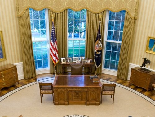 ТОП-10: Как выглядят рабочие столы глав государств со всего света