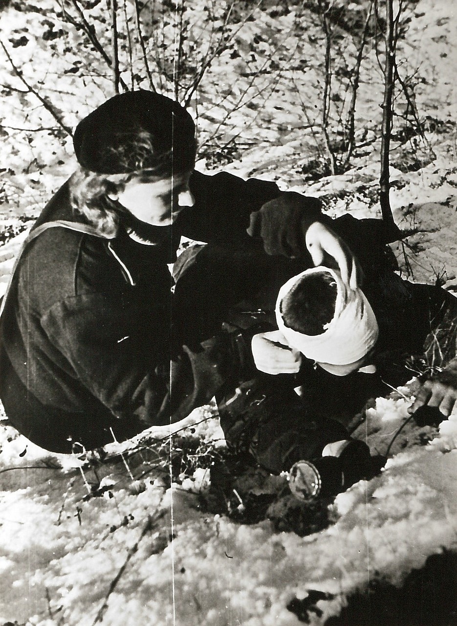 1943. Фельдшер оказывает первую медицинскую помощь во время боевых действий на Малой Земле
