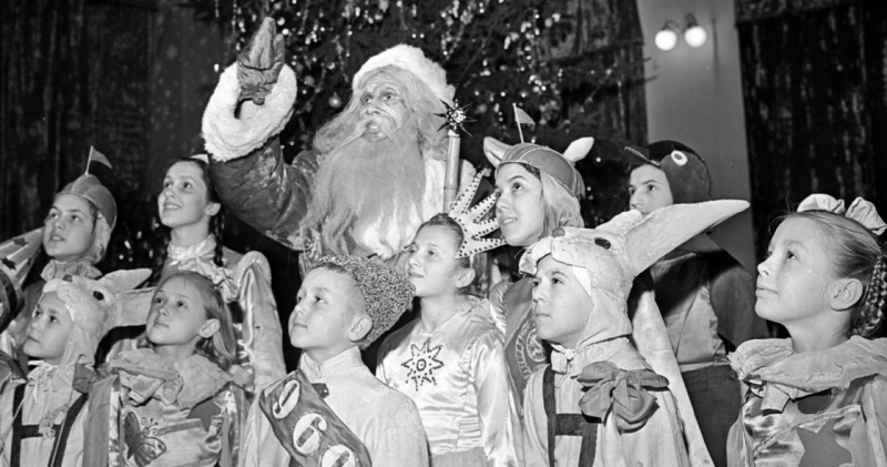 «Конфеты от Деда Мороза», как в СССР появилась традиция сладких новогодних подарков дед мороз,дети,елка,история,новый год,подарки