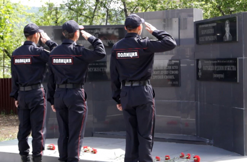 Полиция с другом. Молодые полицейские. Полиция Эстетика профессии. Эстетика полиции России. Эстетака Росси полиция.