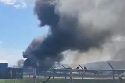 Несколько самолетов были охвачены огнем в аэропорту из-за одного пилота и попали на видео