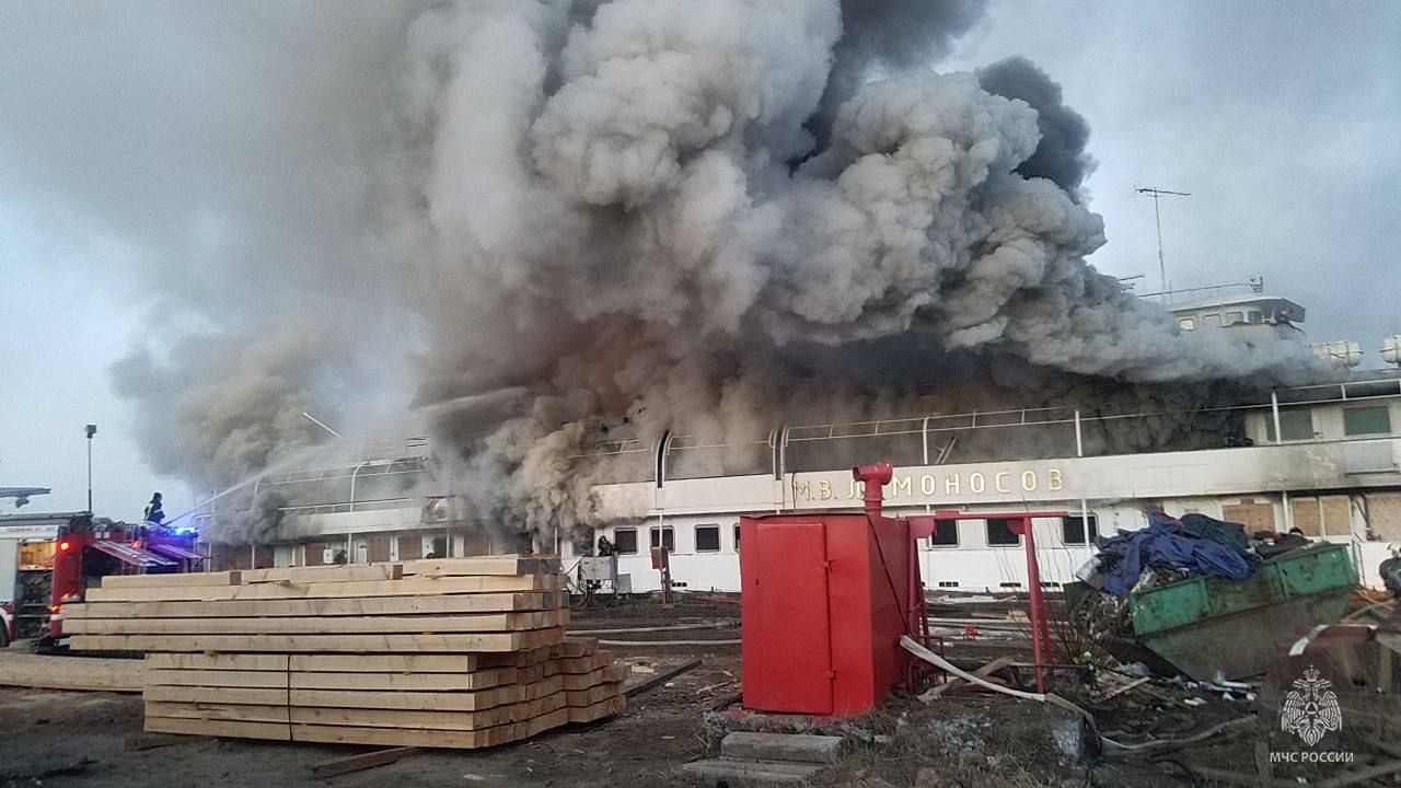 Пожар в порту Архангельска: Палуба теплохода 