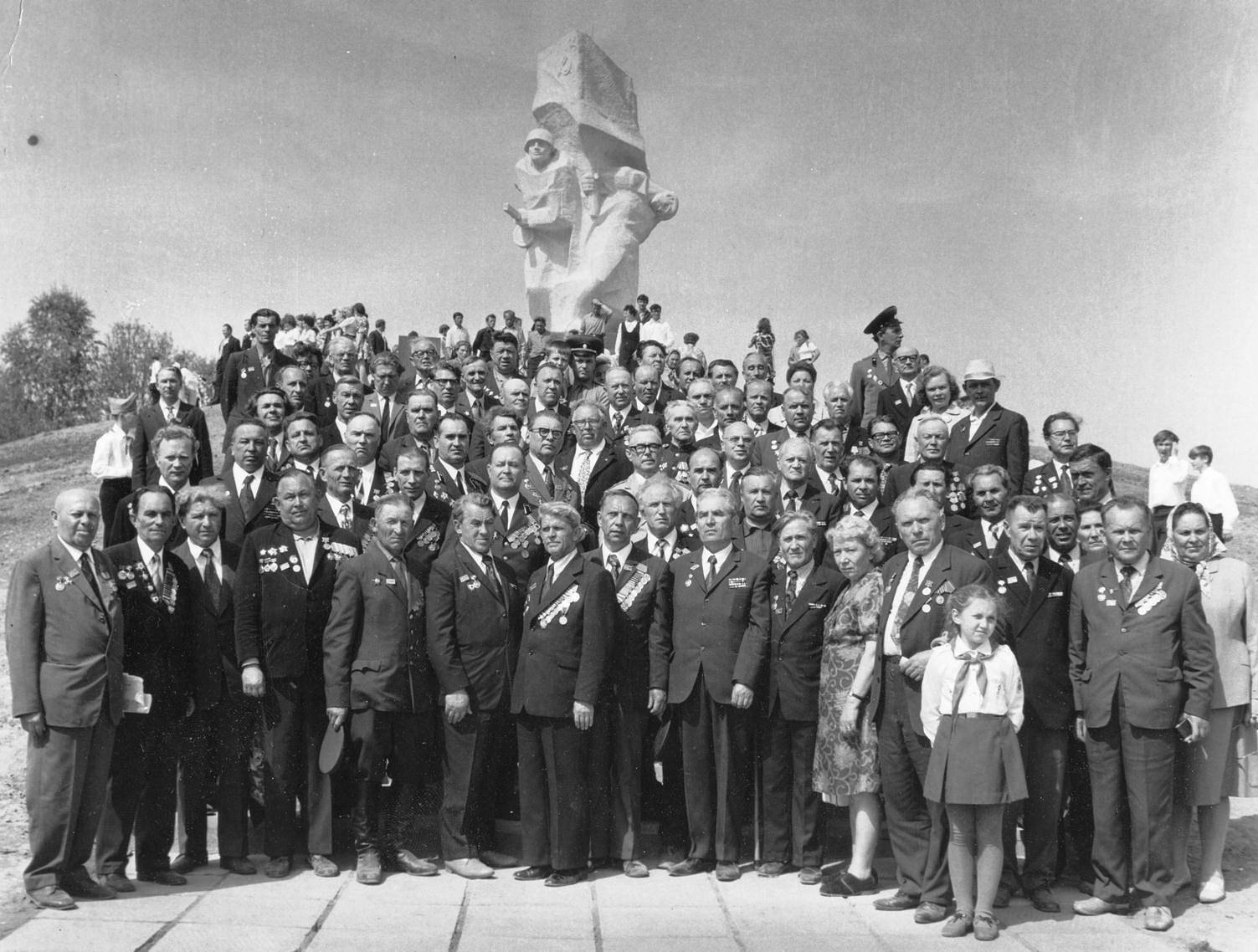 Бывшие курсанты в день открытия памятника в селе Ильинское, 8 мая 1975 года Klim1989/CC BY-SA 3.0/Wikipedia Commons
