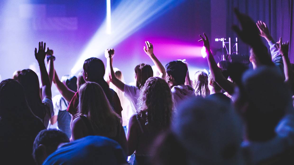 Mirror: Борис Джонсон любил устраивать «винные пятницы» во время локдауна Политика