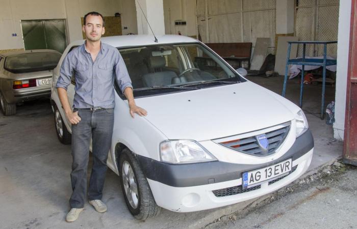 Марк Арени и его детище – электрический Dacia Logan. Фото: motherboard.vice.com.