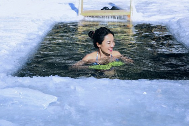 50-летняя китаянка снимается в бикини в мороз и ее форме завидуют буквально все 50-летняя китаянка снимается в бикини в мороз и ее форме завидуют буквально все Культура