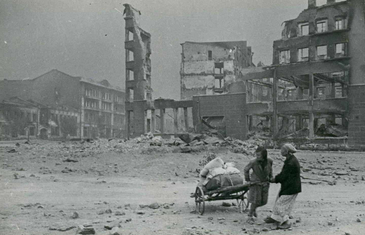 Город 1942. Бомбардировка Сталинграда 23 августа 1942. Разрушенный Сталинград 1942. Волгоград 1942 год.