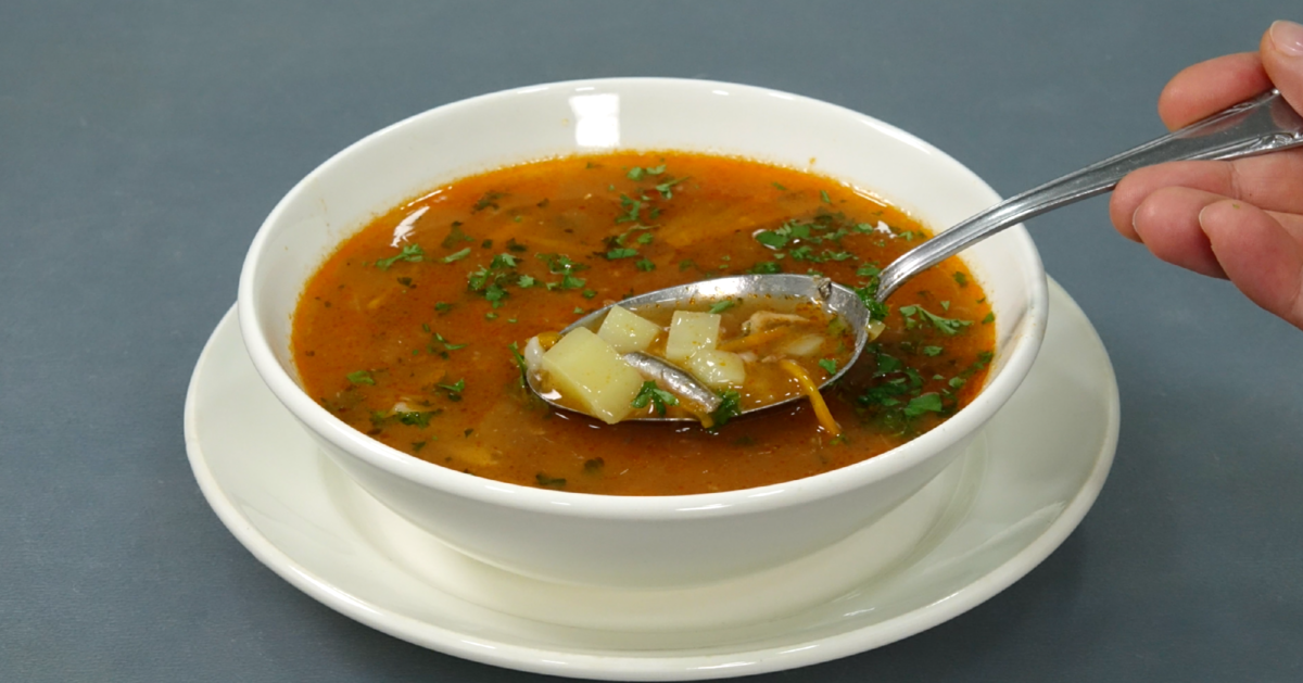 Рыбный суп из консервы кильки. Суп с килькой в томатном соусе. Суп с килькой в томате. Суп с консервой килька. Суп из кильки в томатном.