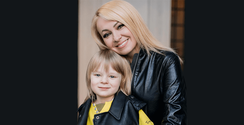 Яна Рудковская рассказала о строгом воспитании сына ремнем