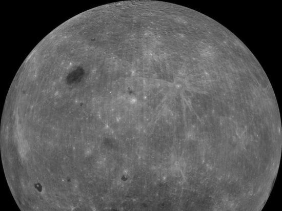 «Чанъэ-4» сел на обратной стороне Луны и прислал уникальные снимки