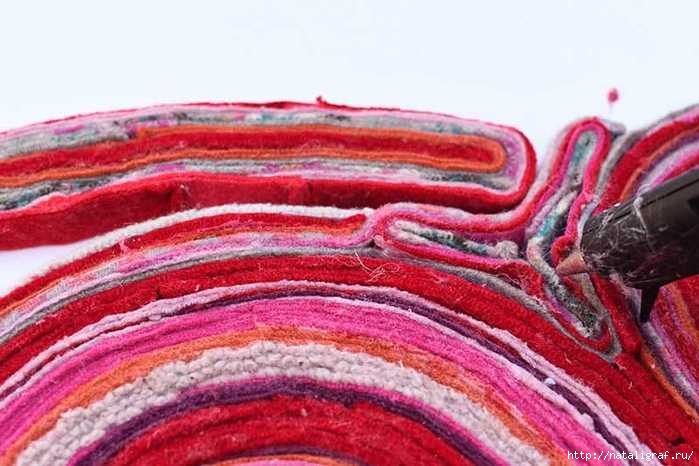 Сделаем из старого свитера новый коврик полоски, коврик, можно, будет, важно, очень, свитеров, больше, чтобы, шерстяных, войлочные, полоску, коврика, делать, совет, большой, сделаем, иголкой, ткани, процессе