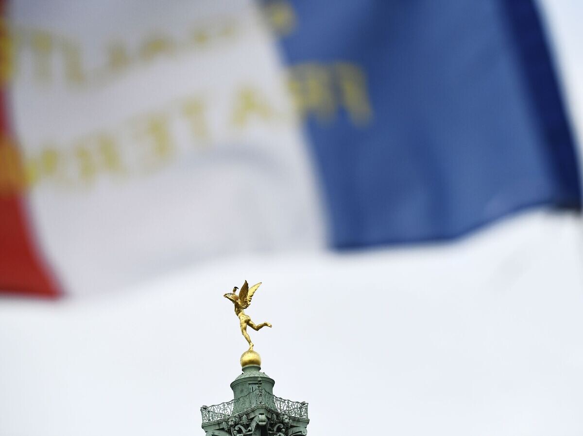    Скульптура "Гения свободы" на вершине Июльской колонны на площади Бастилии в 4-м округе Парижа© РИА Новости / Жюльен Маттиа