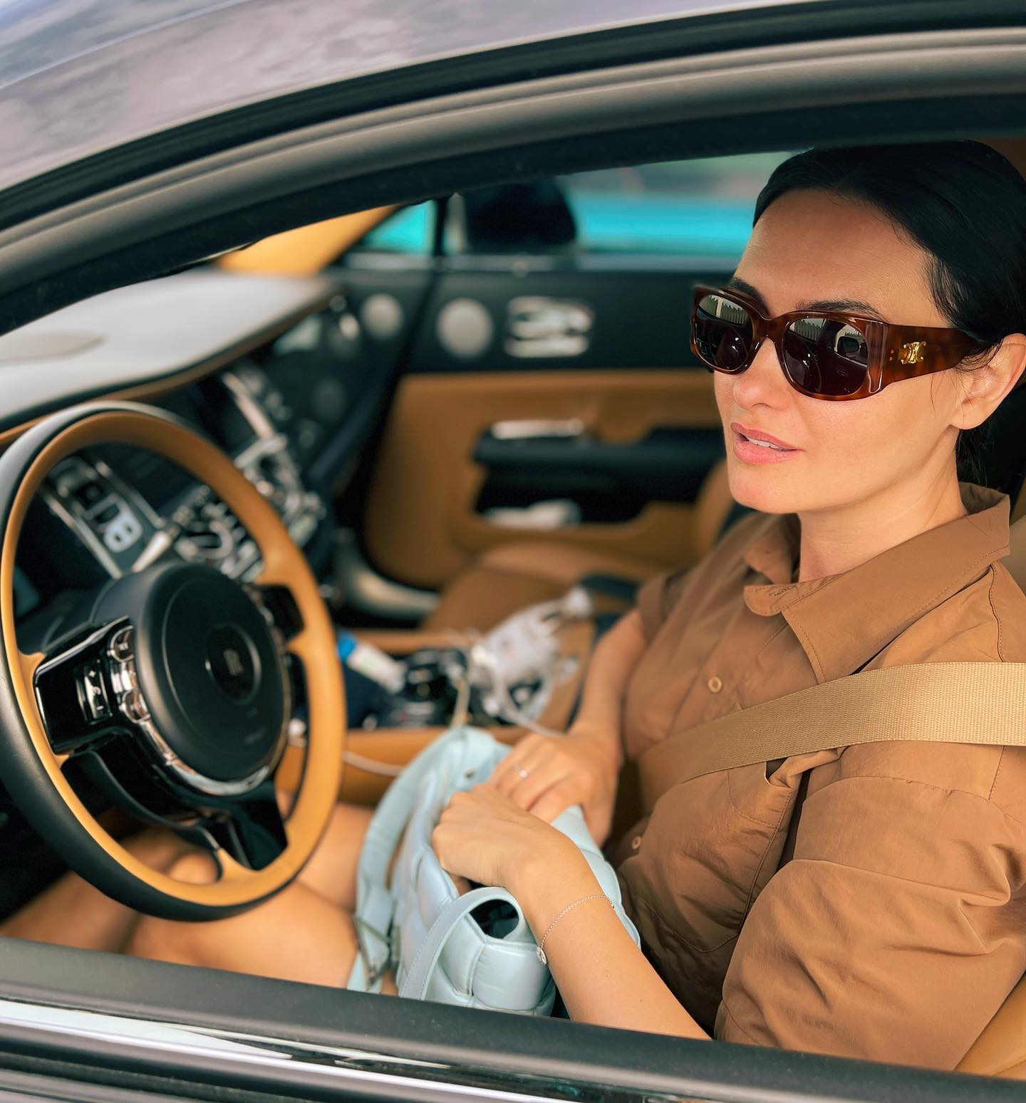 Автоледи: знаменитые девушки, которые отлично смотрятся за рулём и не только