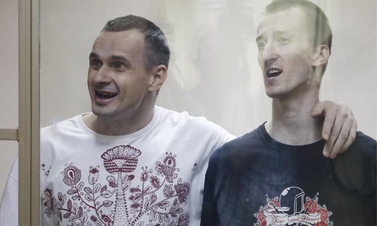Олег Сенцов и его подельник Александр Кольченко (слева направо). Фото: Валерий Матыцин/ ТАСС 