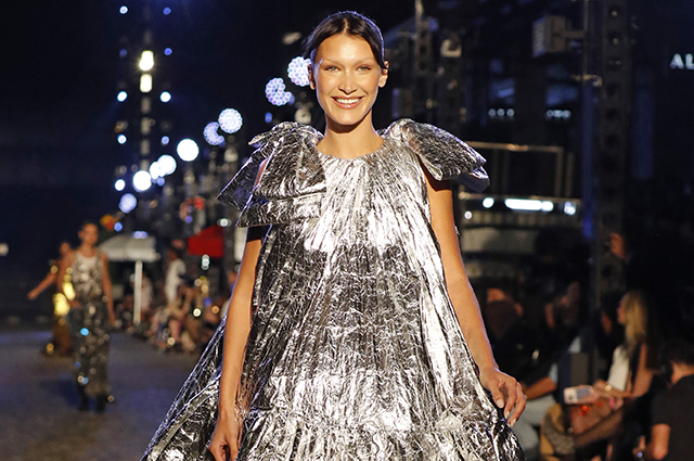 Vogue отпраздновал 130 лет масштабным праздником. Были все: Ирина Шейк, Канье Уэст, Джиджи Хадид, Михаил Барышников, Бруклин Бекхэм и Никола Пельтц