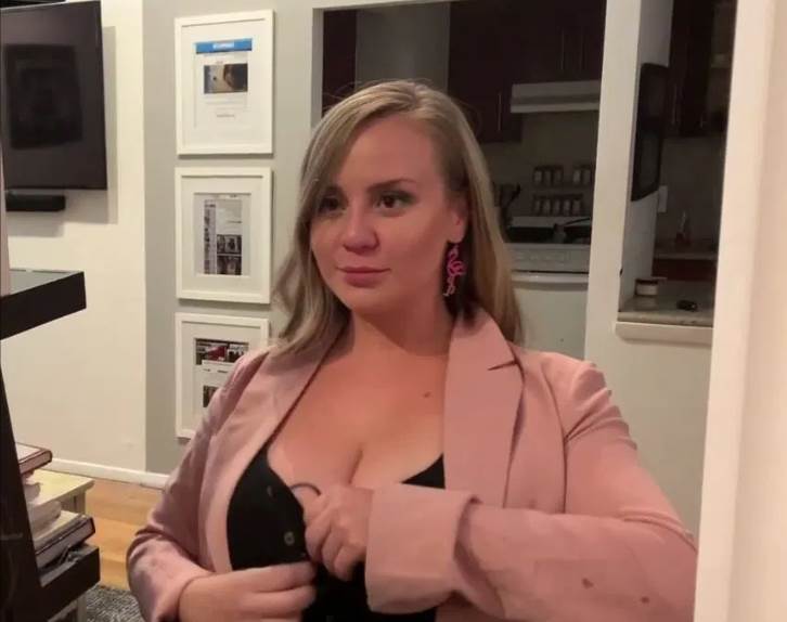 Женщина установила скрытую камеру на груди, чтобы снять, как на неё смотрят прохожие﻿