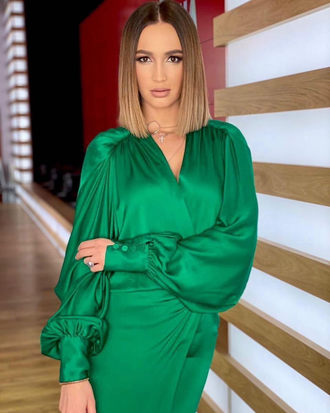 Зеленое платье бузовой