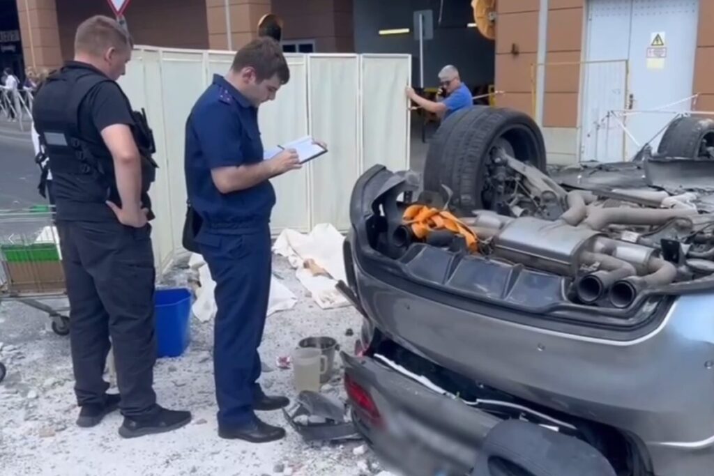 СМИ: водитель BMW, упавшей с парковки ТЦ в Краснодаре, сменил имя