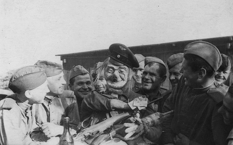 Советские бойцы на привале у самодельного чучела Гитлера. Великая Отечественная война, СССР, Солдаты моей страны