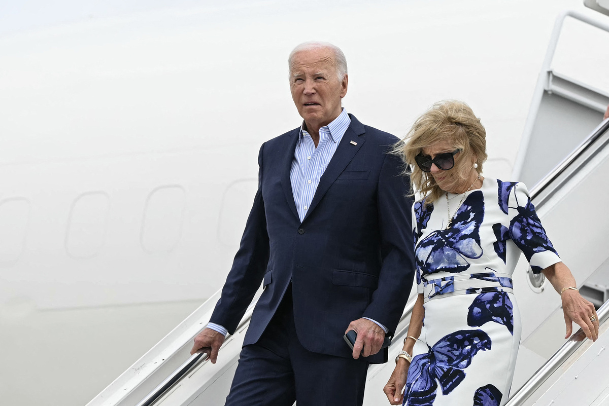Президент Джо Байден и первая леди Джилл Байден сходят с трапа самолета Air Force One по прибытии в Уэстхэмптон-Бич, штат Нью-Йорк, 29 июня. Mandel Ngan/AFP