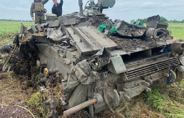 Взрыв русской мины разнес ходовую часть украинского танка БМ "Булат" в хлам