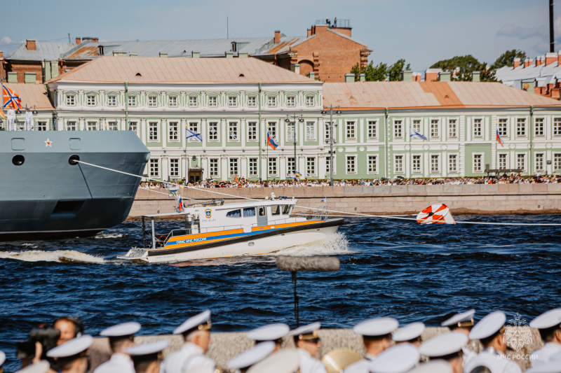 В Санкт-Петербурге суда МЧС России вновь приняли участие в параде в День ВМФ