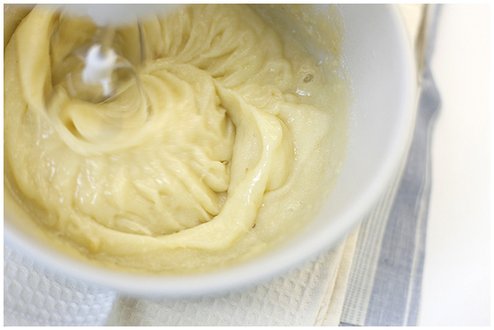 Яблочный мусс с желатином. Крем сметанно желатиновый. Взбитый белок желатин. Что приготовить из белков с сахаром. Жареные взбитые белки.