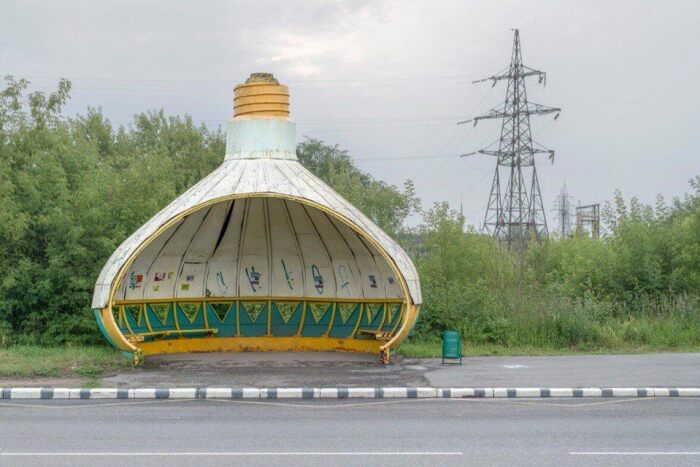 Автобусная остановка возле электролампового завода в Саранске (Россия). © Christopher Herwig.