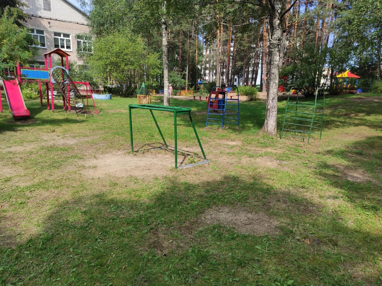 В Тверской области на ребенка упал деревянный столб с баскетбольным щитом