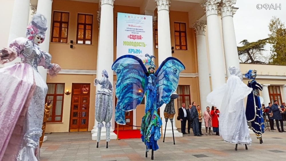 Яркие костюмы и невероятные эмоции: в Ялте открылся фестиваль театрального искусства