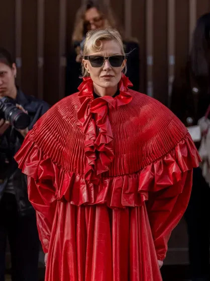 Рената Литвинова выгуляла модные образы на показах в Париже ЛитвиноваРената, Рената, Литвинова, подиум, актриса, вышла, чёрном, Riches, Enfants, Gaultier, Demeulemeester, пришла, рамках, Недели, показе, ранее, Chanel, принадлежит, Chloe, Schiaparelli