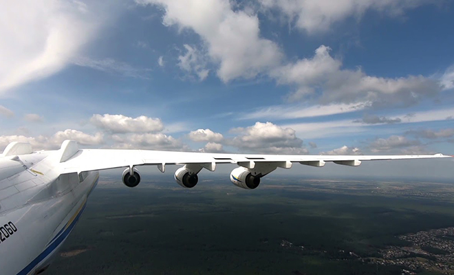 Полет на самом большом самолете в мире. Камеру установили на корпусе: видео