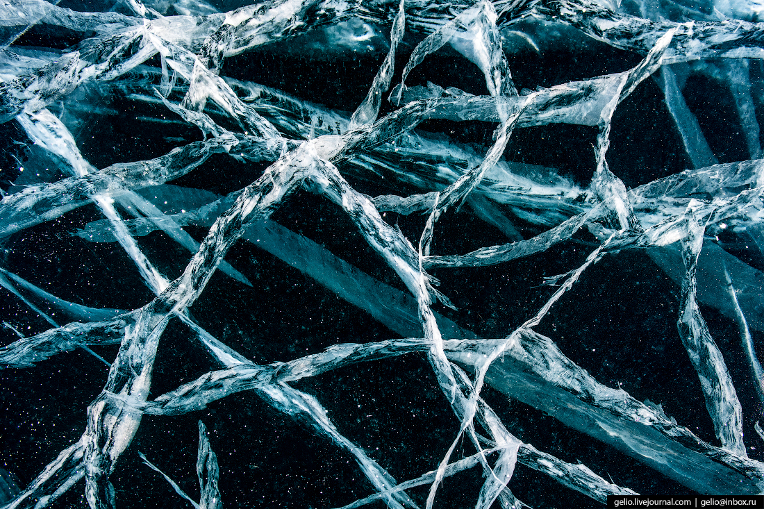 Зимний Байкал - километры прозрачного льда