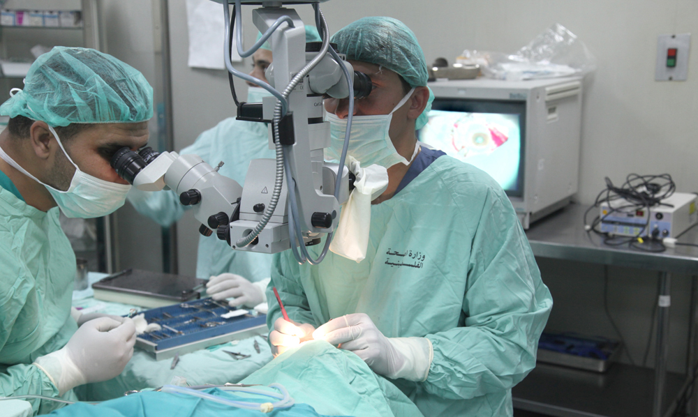 Операция катаракта по полису. Офтальмологическая операция. Офтальмохирург глазной хирург.