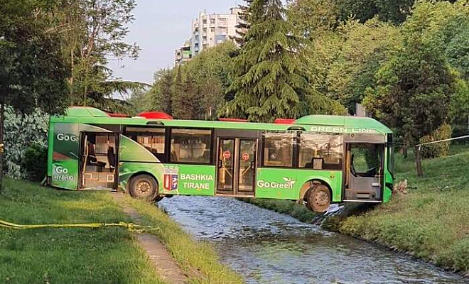 Албанский автобус сломался и застрял над рекой. Убирать его не стали, а превратили в мост